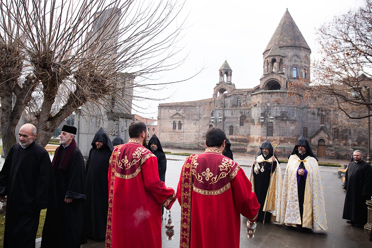 Սահակ Բ. Պատրիարքը կ՚ատենապետէ Գերագոյն հոգեւոր խորհուրդի նիստերուն